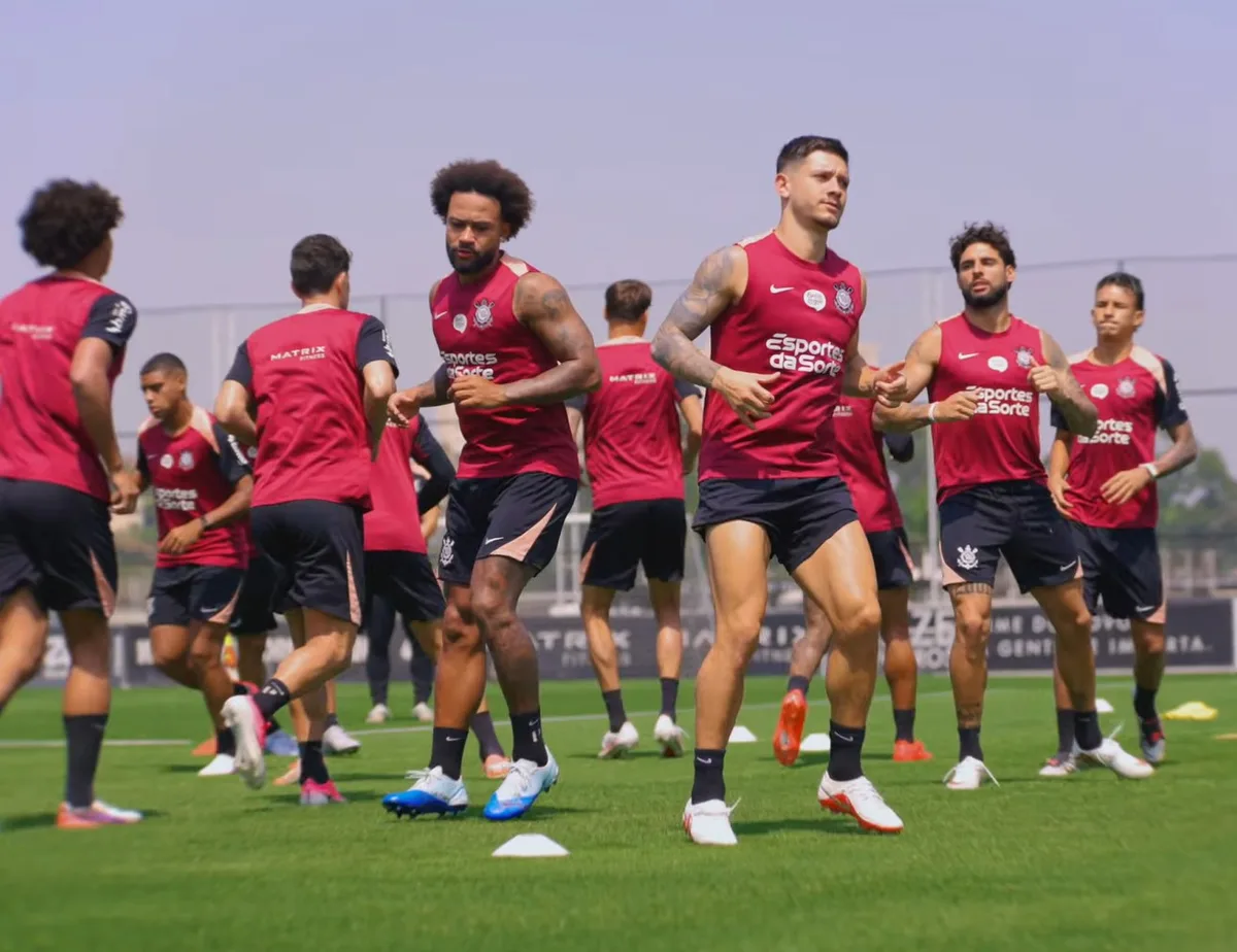 Yuri Alberto participa de parte do treino e segue em transição física