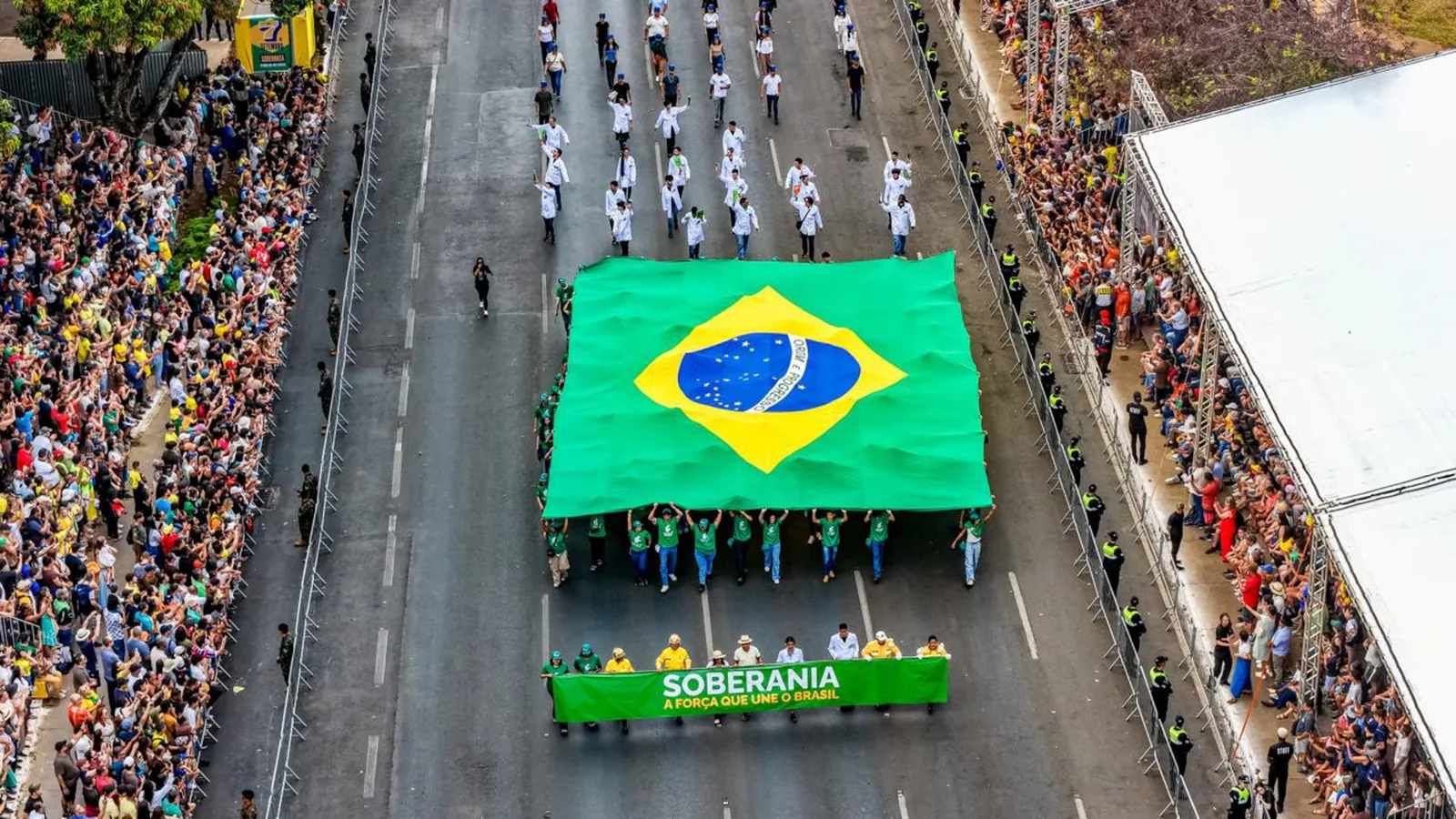 Desfile de 7 de Setembro reúne tropas, robô humanoide e acrobacias em Brasília