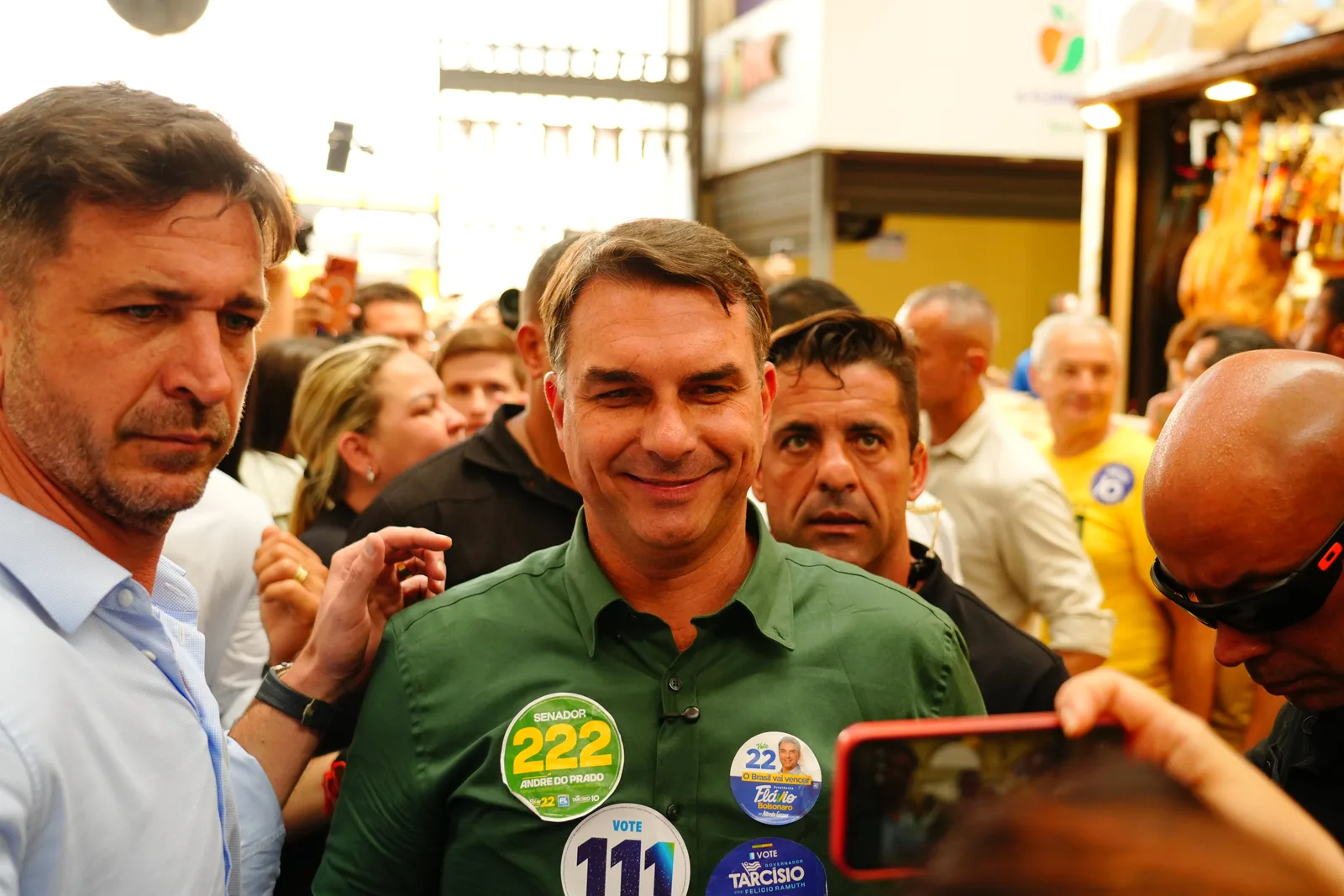 Flávio Bolsonaro é pressionado por vínculos políticos e promessas de campanha