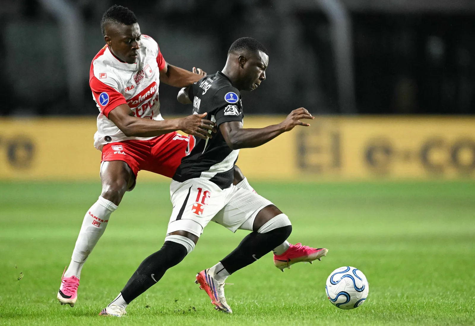 Hinestroza ganha espaço no Vasco e aposta em retomada na temporada