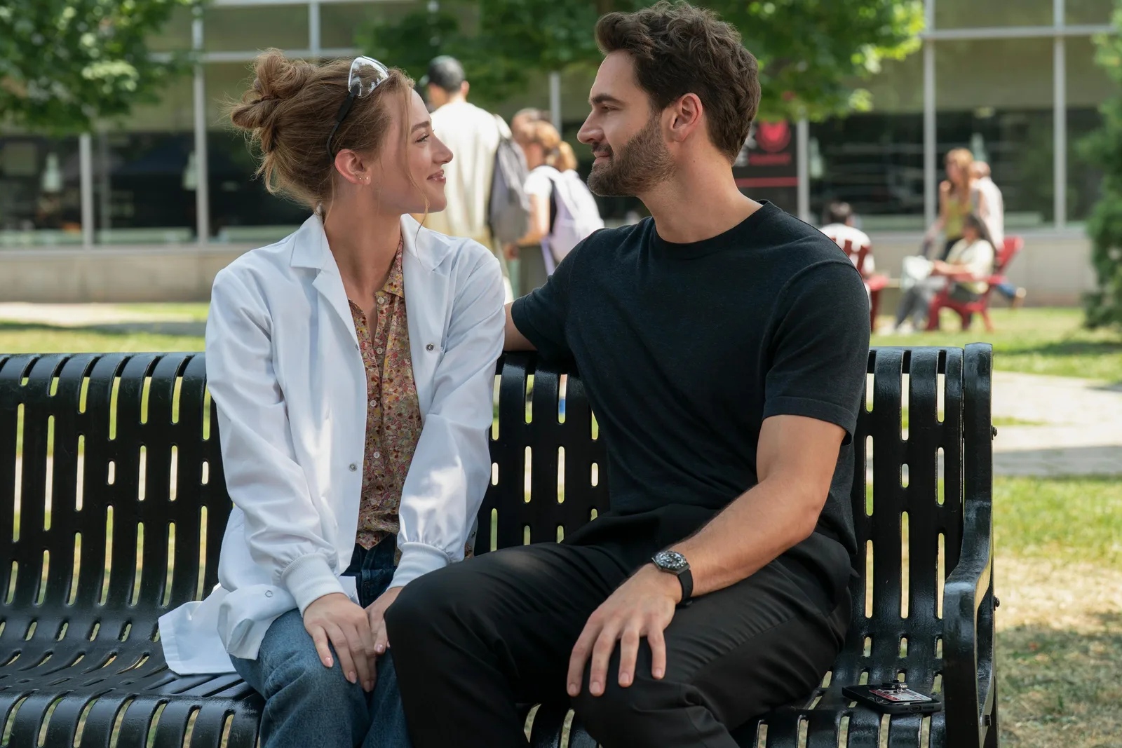 A Hipótese do Amor chega ao Prime Video com romance de namoro falso