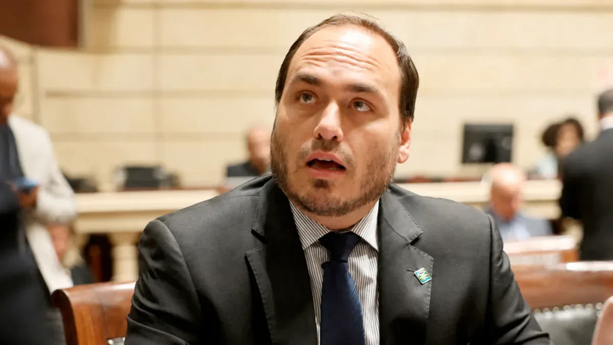 Candidato por Santa Catarina, Carlos Bolsonaro gasta R$ 713 mil com gráfica do Rio e empresa ligada a ex-assessores de Ramagem