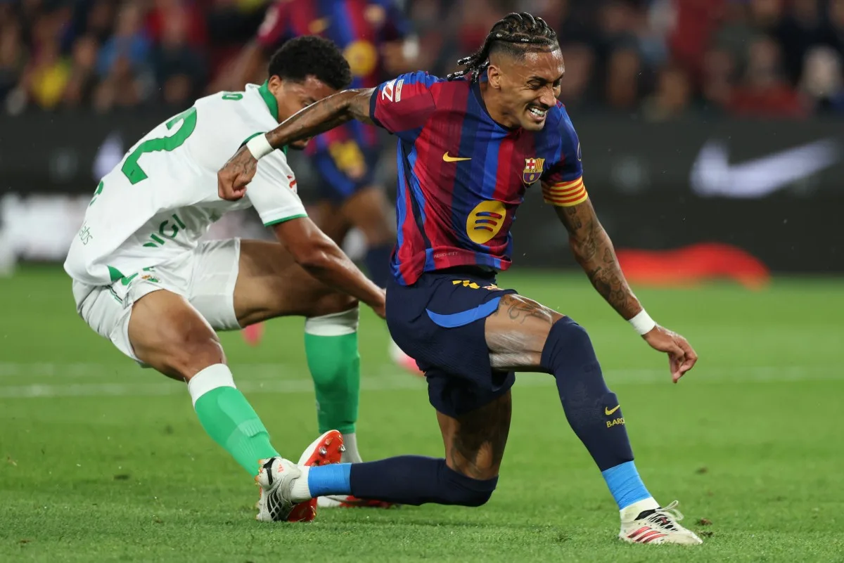 Barcelona goleia Racing Santander com três gols de Raphinha