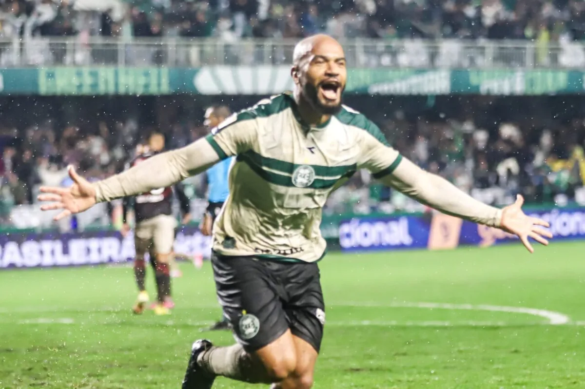Moledo leva Coritiba ao top 3 de gols de cabeça no Brasileirão