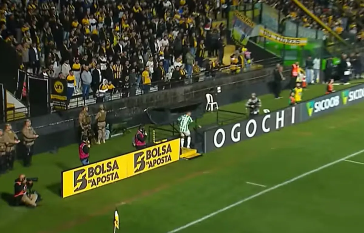 Marcos Paulo deixa campo por mal-estar e marca na vitória do Juventude