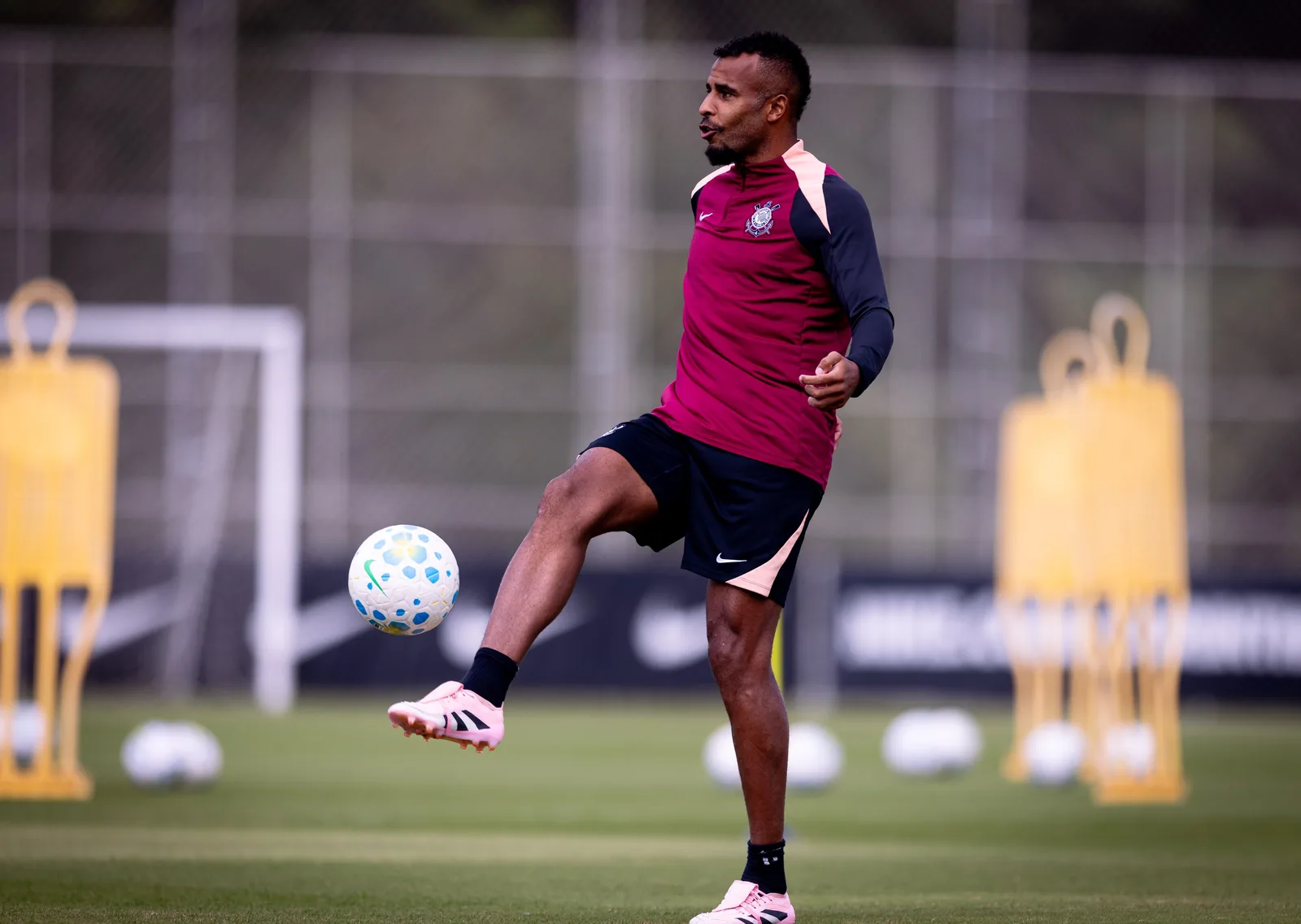 Alex Santana tenta recuperar espaço no Corinthians sob comando de Diniz