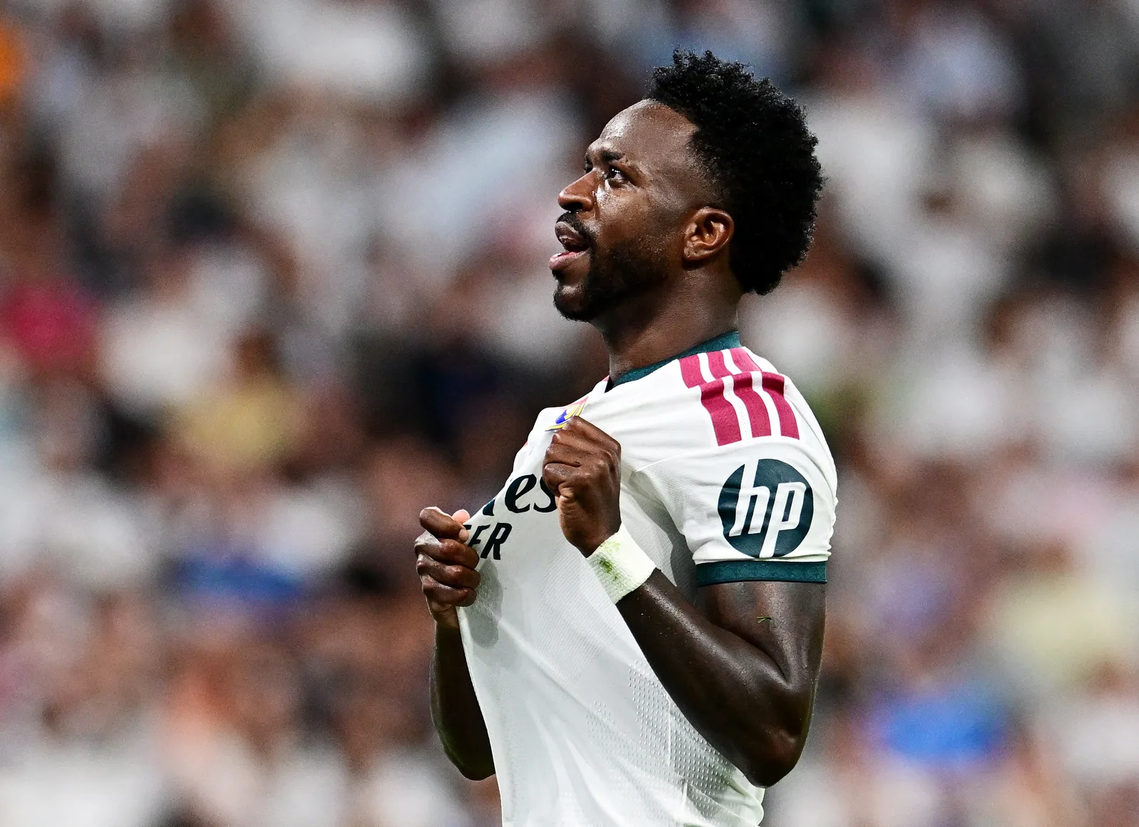 Vini Jr. mira título e coloca Real Madrid entre os oito na Champions