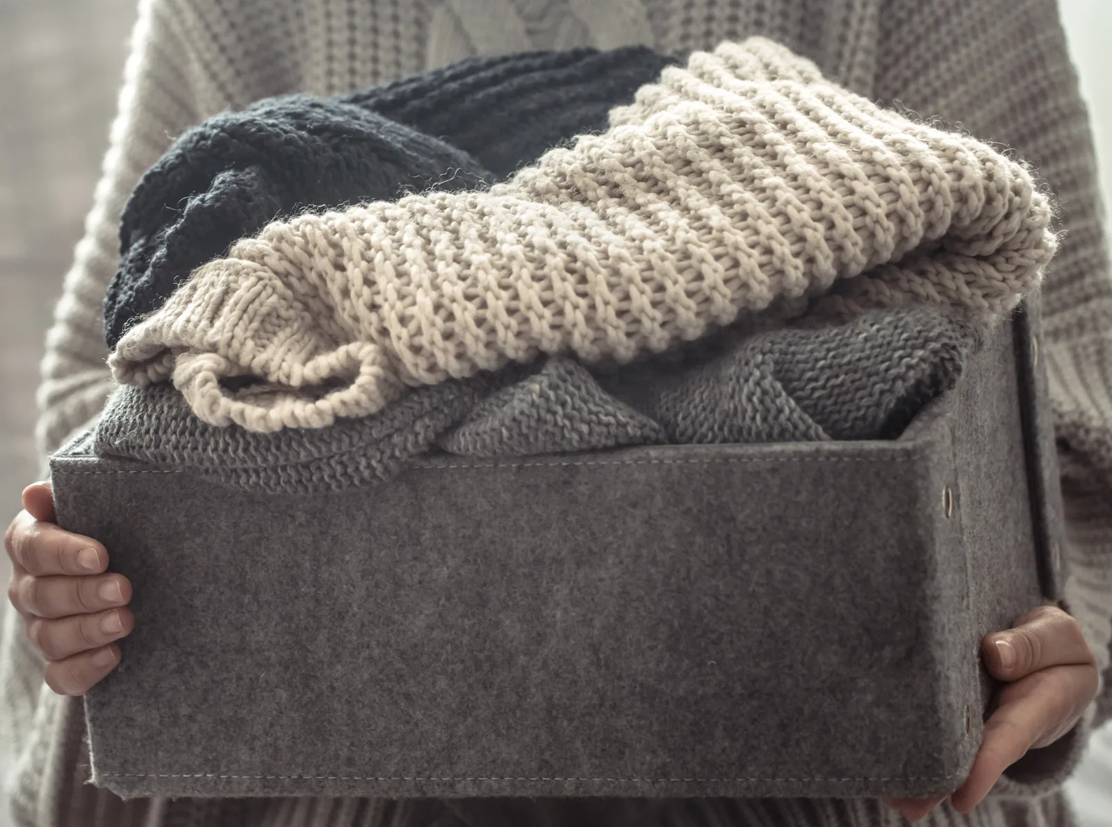 Como guardar roupas de inverno sem comprometer os tecidos