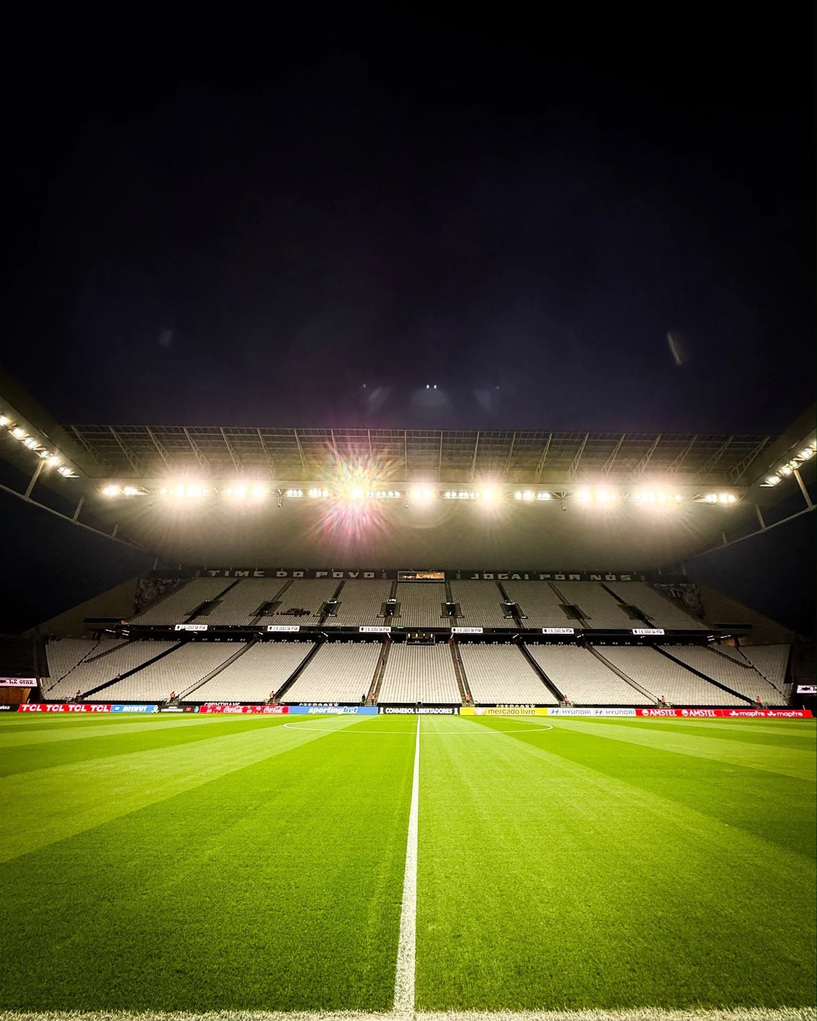Seis torcedores são identificados após confusão na saída do Corinthians da Libertadores
