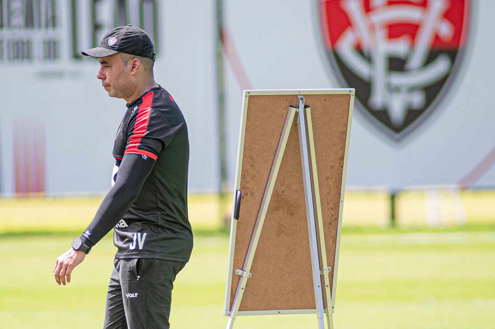 Torcida do Vitória reduz presença no Barradão em meio à pressão sobre Jair Ventura