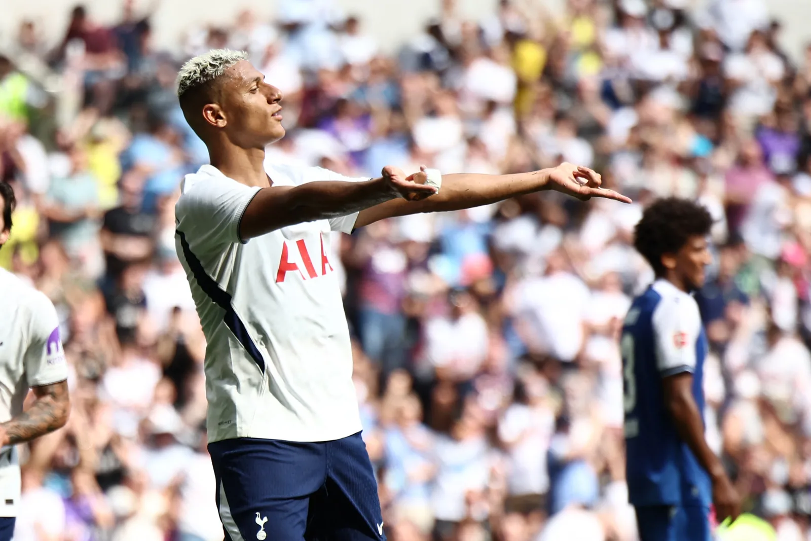 Vasco tenta fechar contratação de Richarlison no último dia da janela