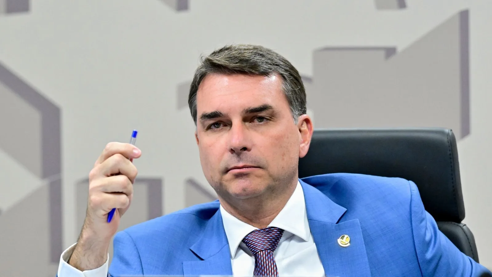 Empresa de Flávio Bolsonaro tem e-mail e telefones “fantasmas”