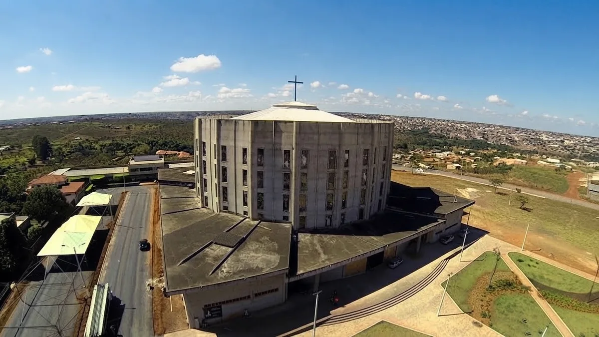 Sistema de ancoragem permite retirar trabalhador de andaime na Catedral de Luziânia