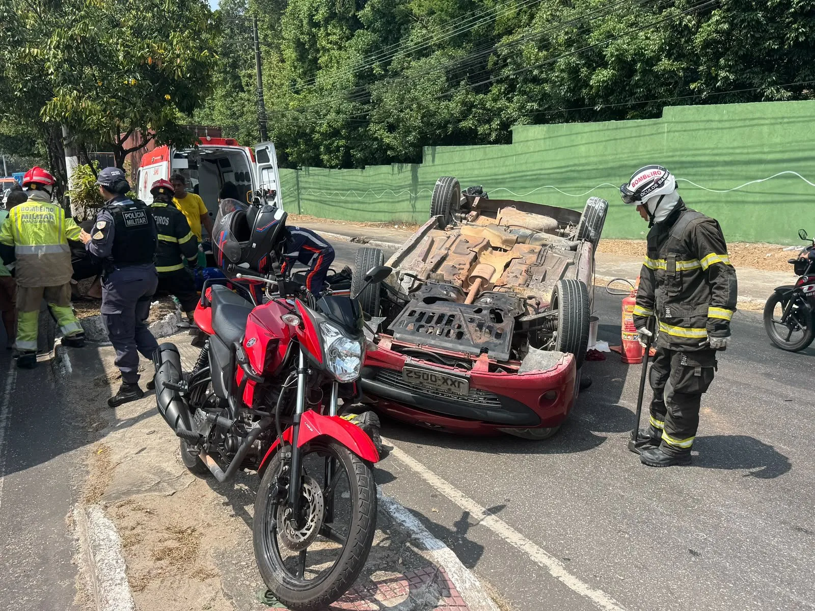 Motorista fica ferido após carro capotar em colisão com carreta em Manaus