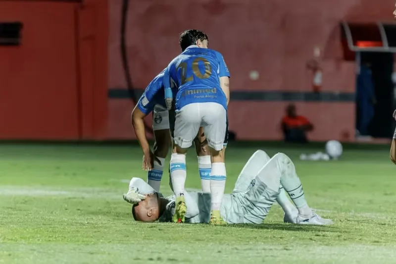 Weverton cai antes de Vitória x Grêmio, mas permanece no jogo