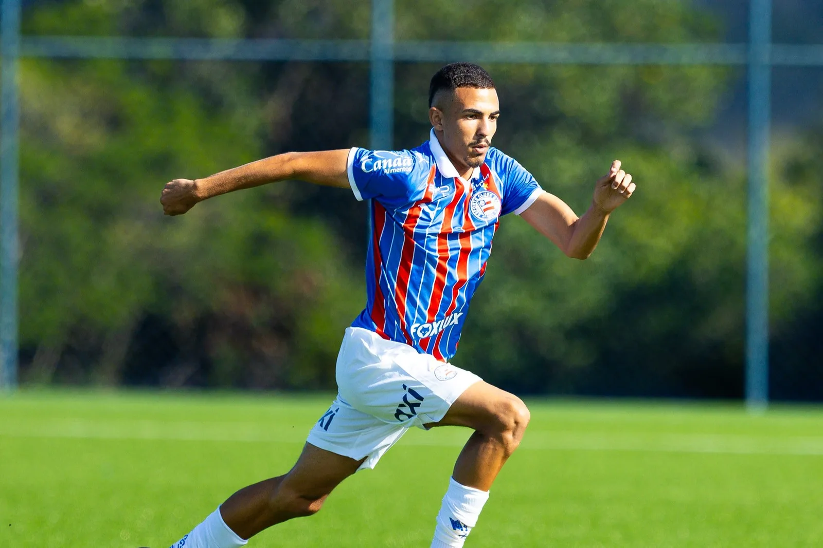 Bahia profissionaliza lateral Daniel Lima até janeiro de 2028