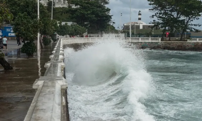 Boletim aponta 24 praias impróprias para banho em Salvador