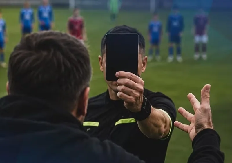 Romênia cria cartão preto para encerrar jogos por abusos nas arquibancadas